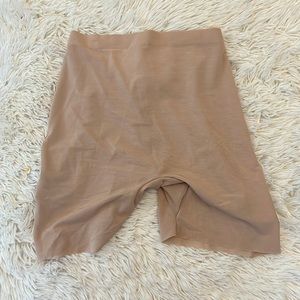 SKIMS low back sheer sculpting short clay